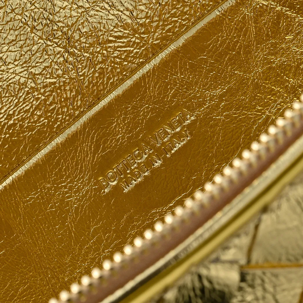 Batch 1360 #BV New Vanity Case Rope Cosmetic Bag, 🎈The metallic luster is super eye-catching, and it has a perfect sense of holiday atmosphere✨✨It adopts the brand’s most classic cowhide weaving, with two-way zipper opening and closing, the overall style is retro and elegant, the top handle can be adjusted, the shoulder strap can be adjusted at will, the hand-held elegant temperament, the cross-body casual and casual, unlocking various concave shape scenes🎬 Model: 9109 Dimensions: 22x12.5x5